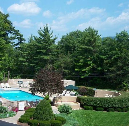 Tall Pines Motel Lake George Buitenkant foto